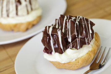 Windbeutel mit Schokoüberzug und Kirschfüllung