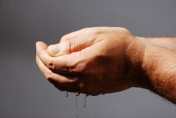 Wasser rinnt durch die Hände