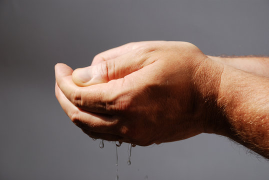 Wasser rinnt durch die H&auml;nde