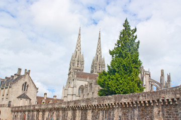 Fototapeta na wymiar Drzewa i kościół quimpéroise