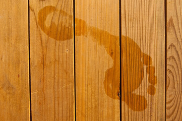 Fusspur auf Holz