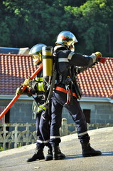 Naklejka premium pompiers en action -3