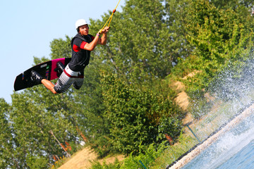 Mann Wassersportler beim Extremsport Wakeboarden