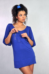 dziewczyna w niebieskiej sukience © par