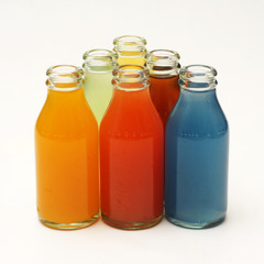 farbige saft flaschen