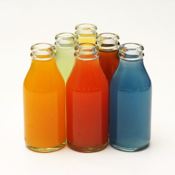 farbige saft flaschen