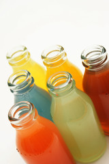 bunte saft flaschen