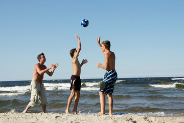 Jungs an der Ostsee