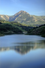 Fototapeta premium Embalse de Ibiur, con el monte Txindoki al fondo, Gipuzkoa