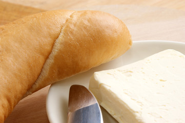 selbst gebackenes Hörnchen mit Butter