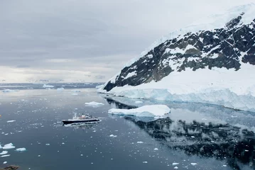 Wandcirkels aluminium Tourist ship in Antarctica © eran
