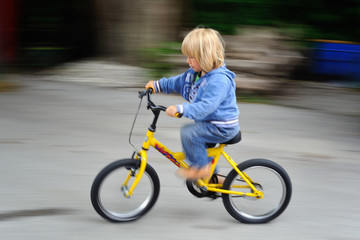 radfahrender Junge