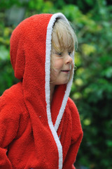 Junge in rotem Bademantel