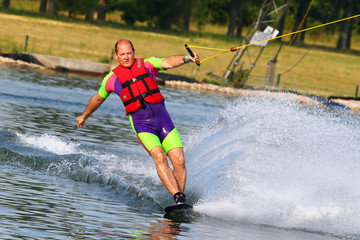 Älterer Mann beim Wassersport Training