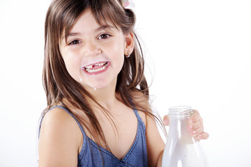 Mädchen hat Milch getrunken und milch bart Porträt