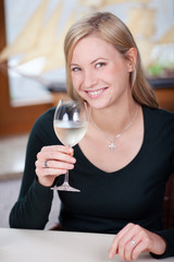 junge frau mit weißwein
