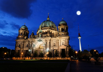 de Berliner Dom in de nacht in Berlijn