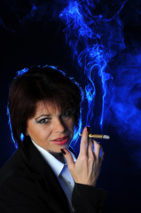 Fototapeta premium Frau mit Zigarre blauer Qualm