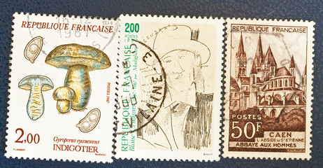 Trois timbres de collection