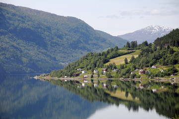 Fototapeta na wymiar Refleksje w Nordfjord od Loen