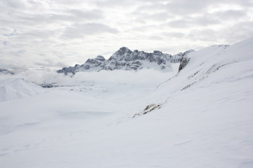 Fototapeta na wymiar Ośrodek narciarski w Formigal góra, Pireneje