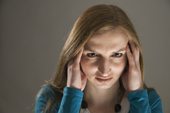 woman in migraine
