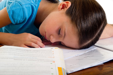 child sleep while study-bimba stanca di studiare
