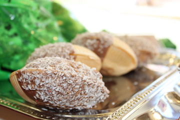 Waffeln mit Füllung und Kokorsaspel