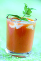 Soupe de gaspacho tomate avec crème et menthe