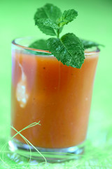 Soupe de gaspacho fond vert avec menthe