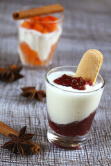Verrines dessert biscuit et crème avec épices