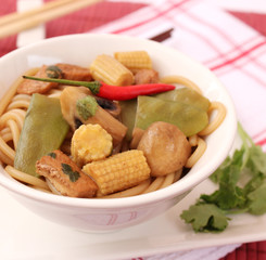 Asiatisches Nudelgericht