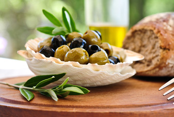 gedeckter tisch - oliven und brot