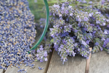 Obraz premium Lavender bouquet and a glass full of seeds