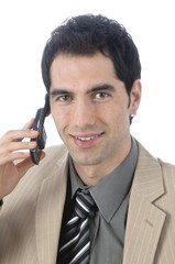 Geschäftsmann lächelt am Telefon