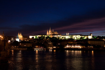 Fototapeta na wymiar Praga Nocturno Castillo