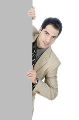 Mann, Manager schaut hinter einer Wand hervor