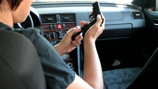 armer son arme dans la voiture