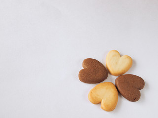 Fototapeta na wymiar 四つ葉の形に並んだクッキー