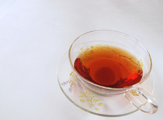 ガラスのティーカップに入った紅茶