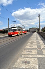 Fototapeta na wymiar Tramwaj na mostach Pragi