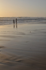 Fototapeta na wymiar Coucher de soleil sur la plage