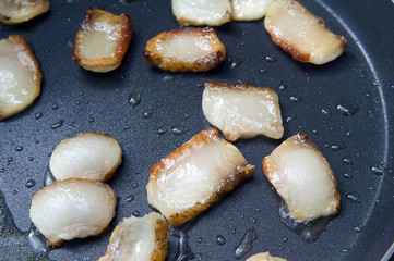 Fat sputtering in the frying pan