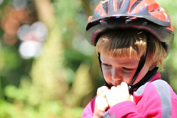 Kleinkind mit Fahrradhelm