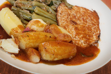 Schweinebraten Kartoffeln Bohnen Soße 260710