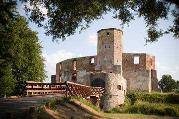 Fototapeta na wymiar Stare ruiny zamku w Siewierzu w Polsce