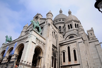 Fototapeta na wymiar Dom Sacre Coeur - Montmartre, Paryż