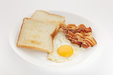 Spiegelei mit Speck und Toast