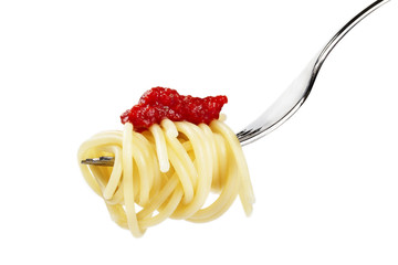spaghetti auf einer gabel aufgewickelt mit roter sauce