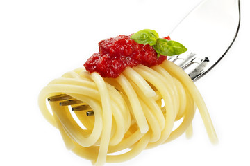 spaghetti auf einer gabel mit sauce und basilikum